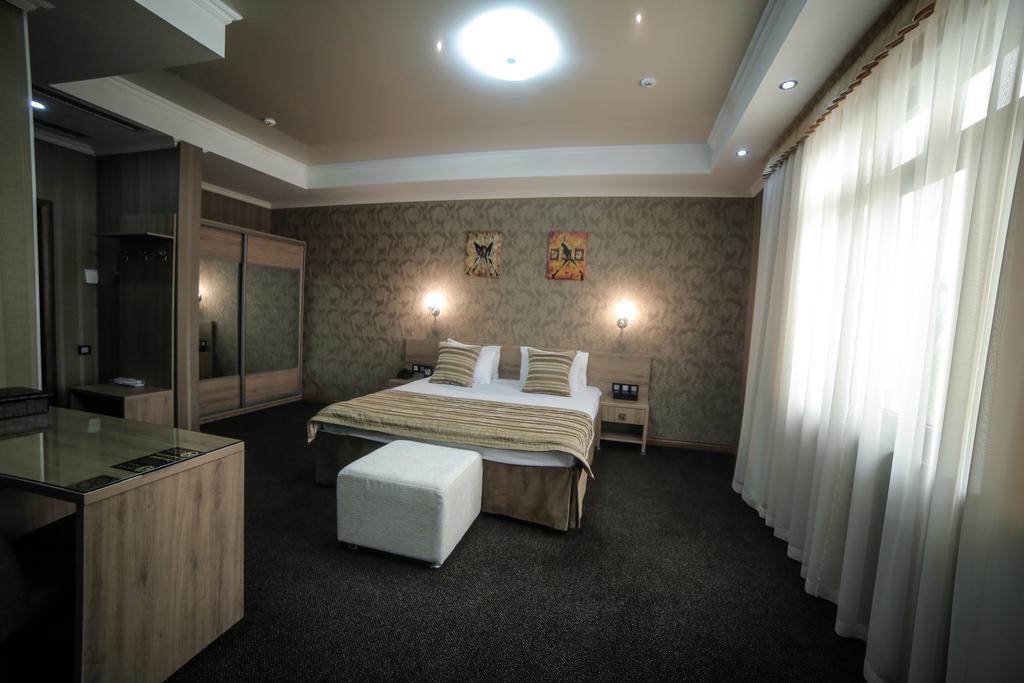 Onyx Hotel Bishkek Exteriör bild