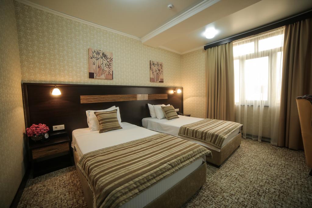 Onyx Hotel Bishkek Exteriör bild