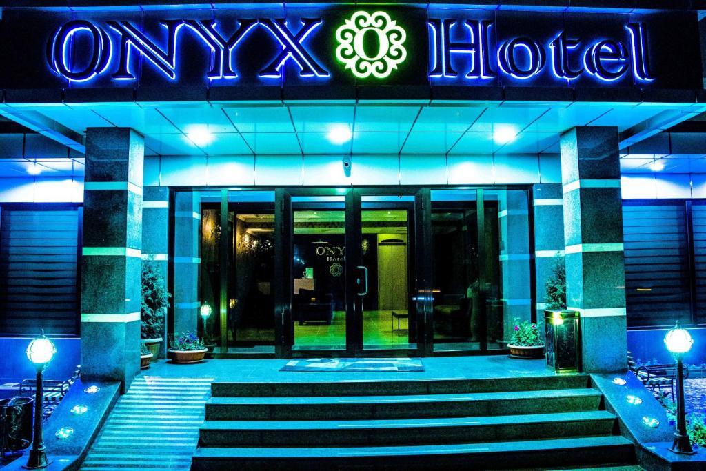 Onyx Hotel Bishkek Exteriör bild