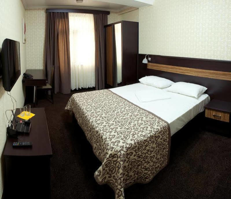 Onyx Hotel Bishkek Exteriör bild