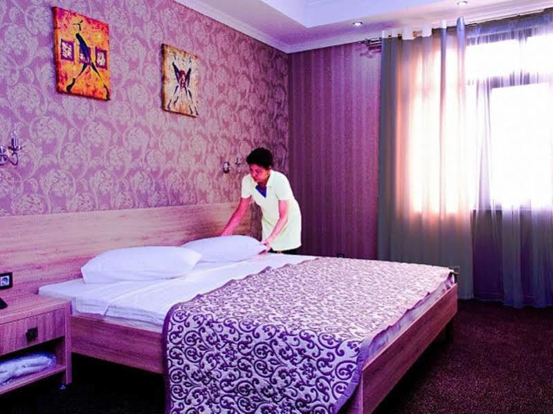 Onyx Hotel Bishkek Exteriör bild