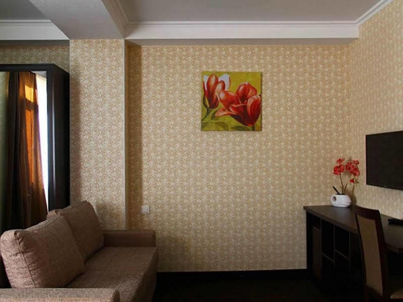 Onyx Hotel Bishkek Exteriör bild