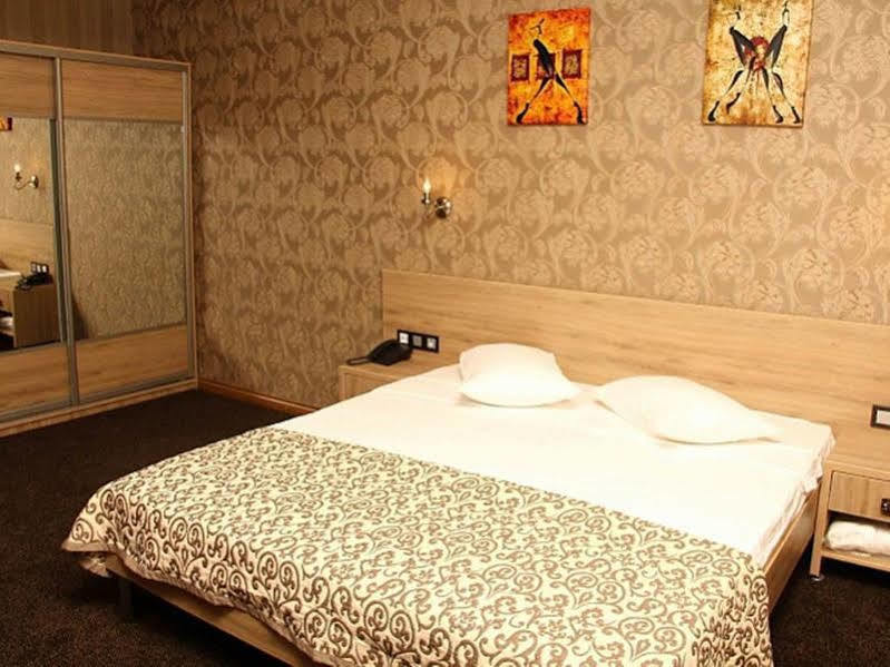 Onyx Hotel Bishkek Exteriör bild