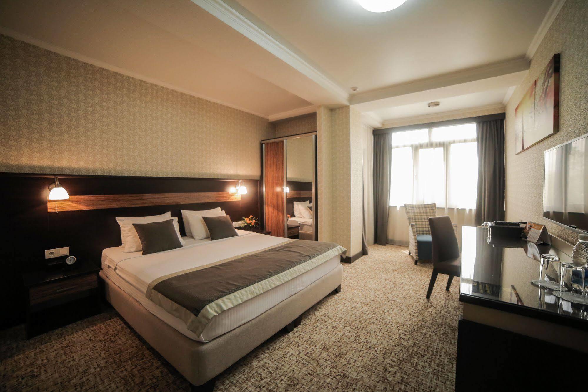 Onyx Hotel Bishkek Exteriör bild