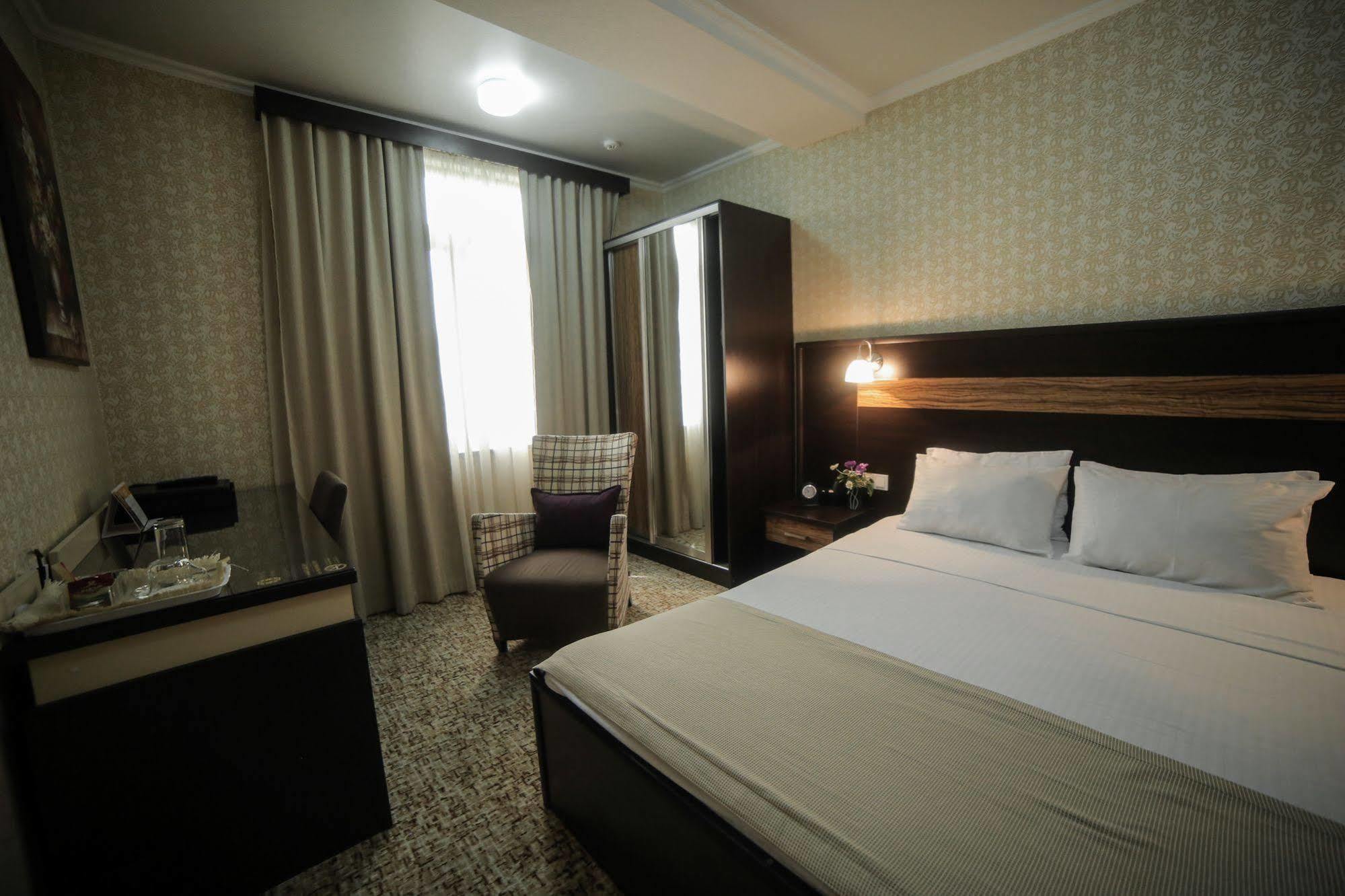 Onyx Hotel Bishkek Exteriör bild