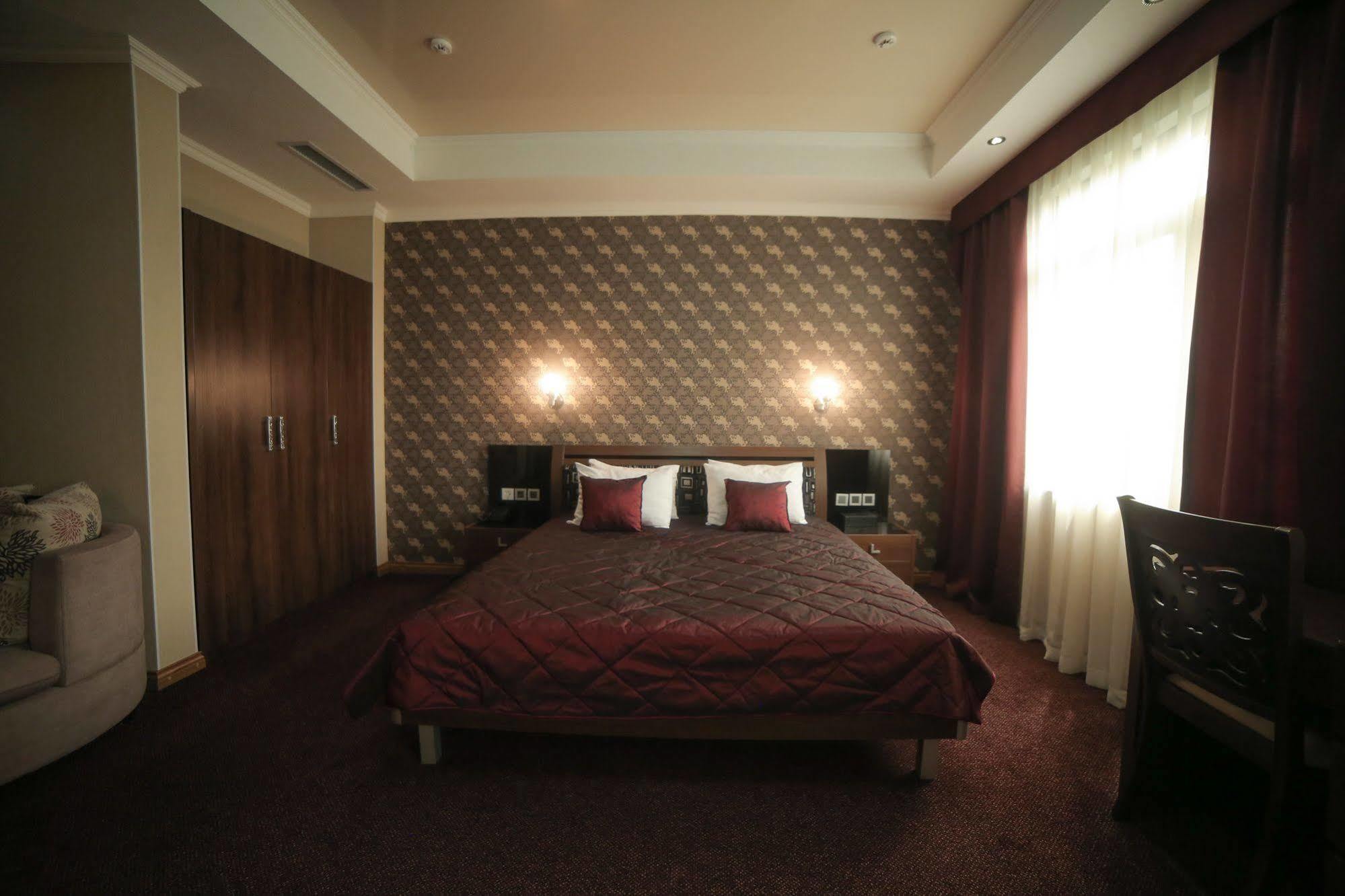 Onyx Hotel Bishkek Exteriör bild
