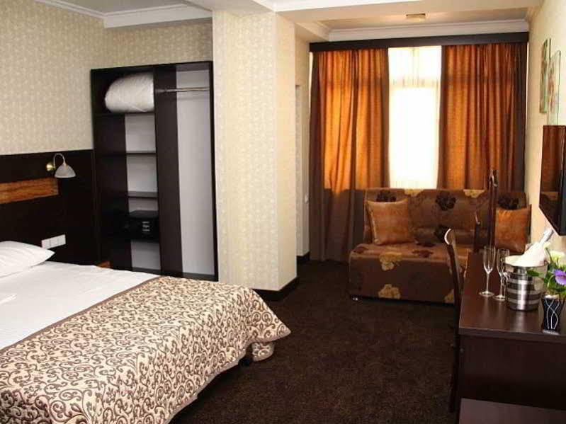 Onyx Hotel Bishkek Exteriör bild