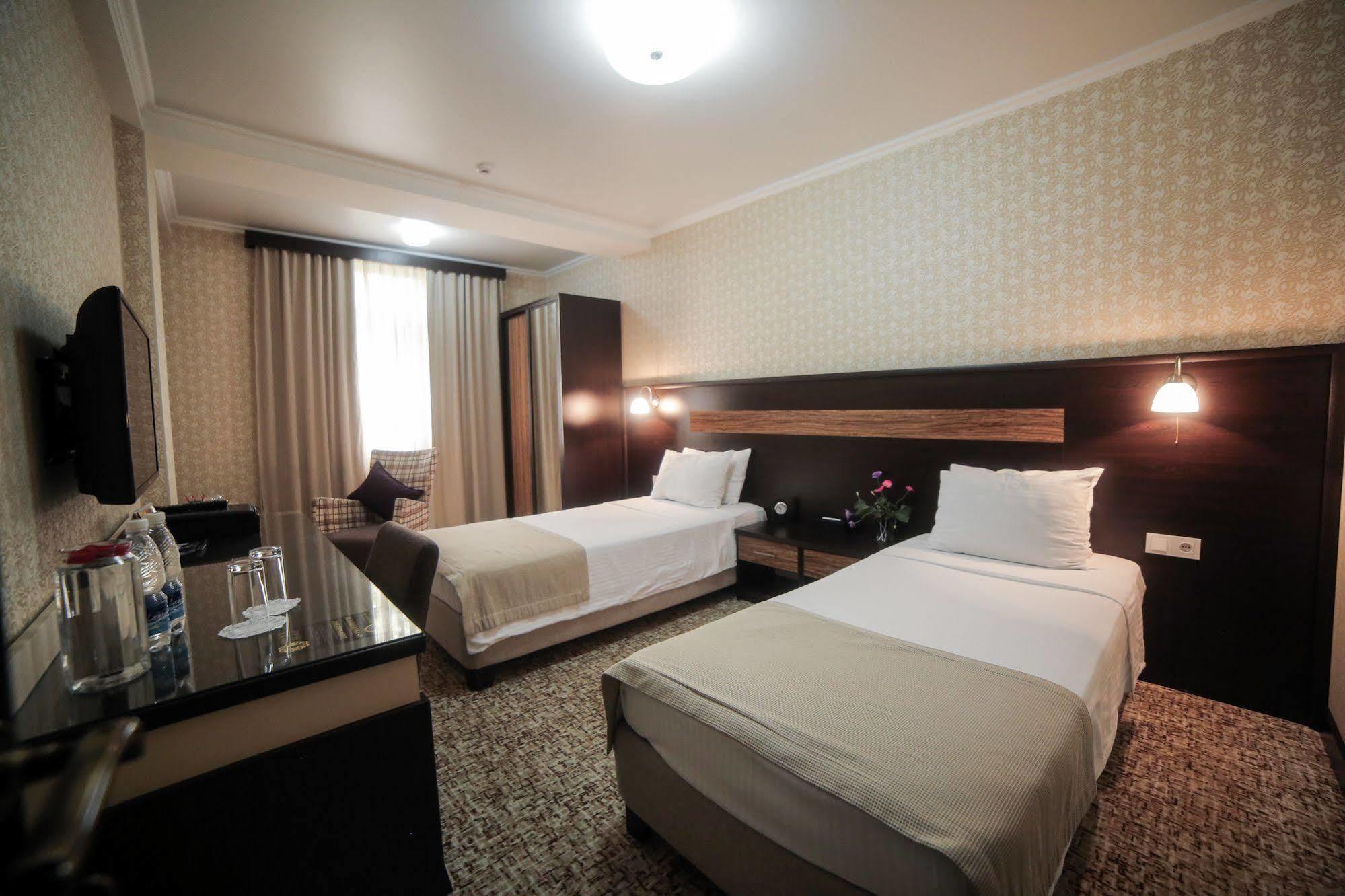 Onyx Hotel Bishkek Exteriör bild